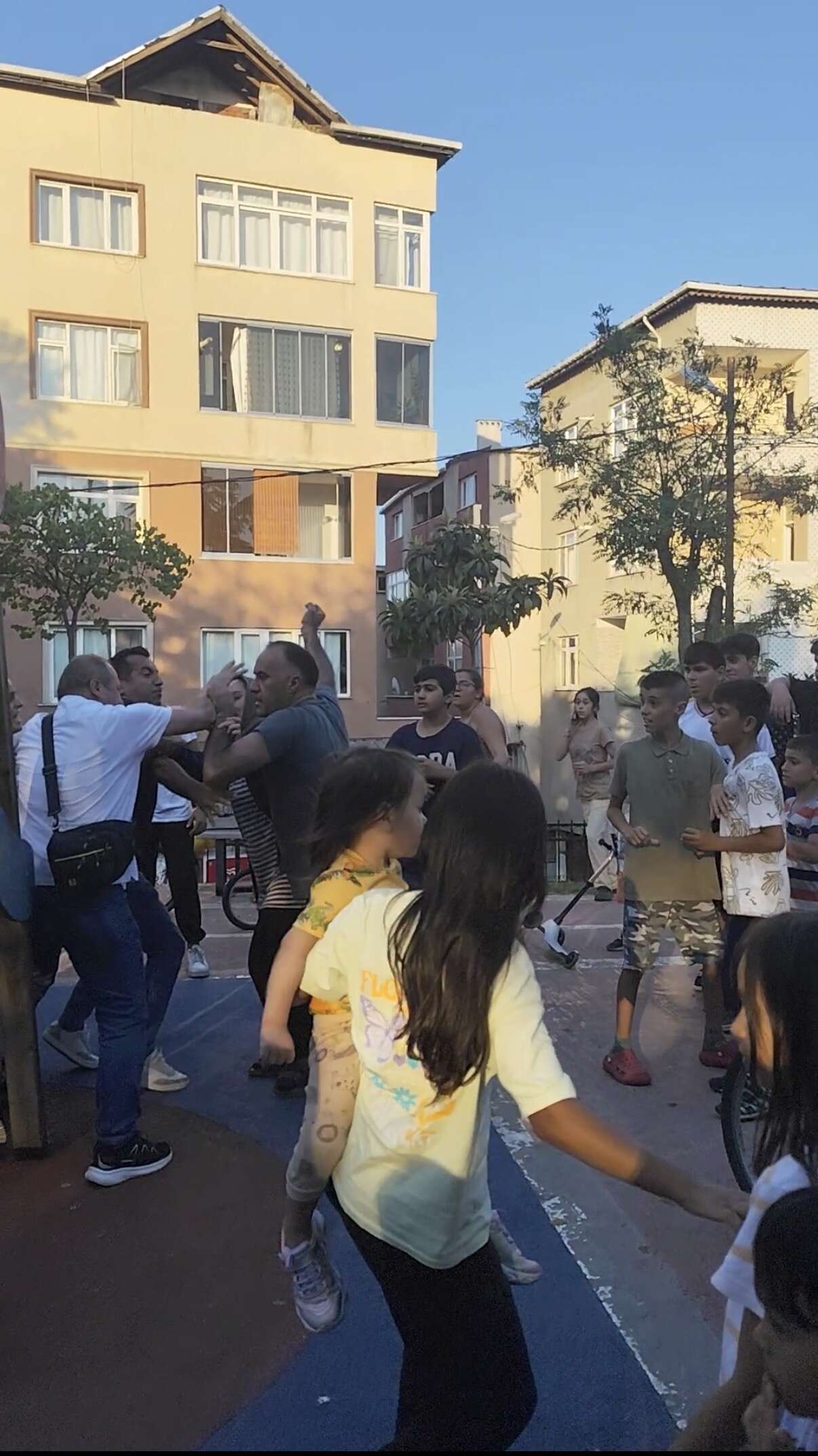 Çocuğa tokat iddiası ortalığı karıştırdı! Parkta tekme ve yumruklar konuştu 3